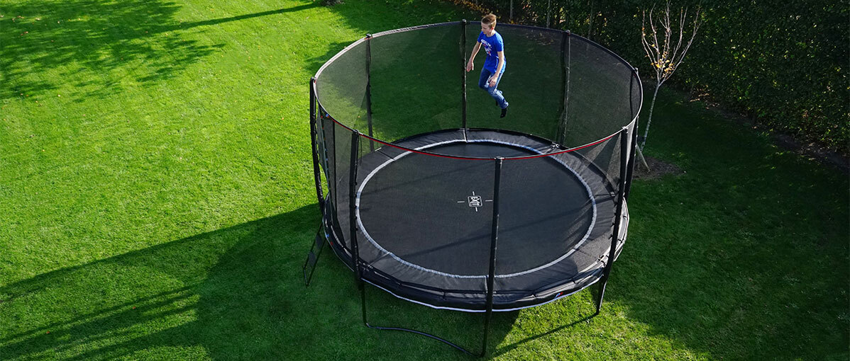A round or a rectangular trampoline?