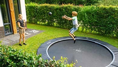 Assured of a safe trampoline jump thanks to safety tiles