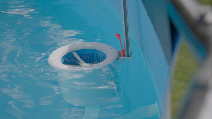 Clean swimming water thanks to a swimming pool skimmer