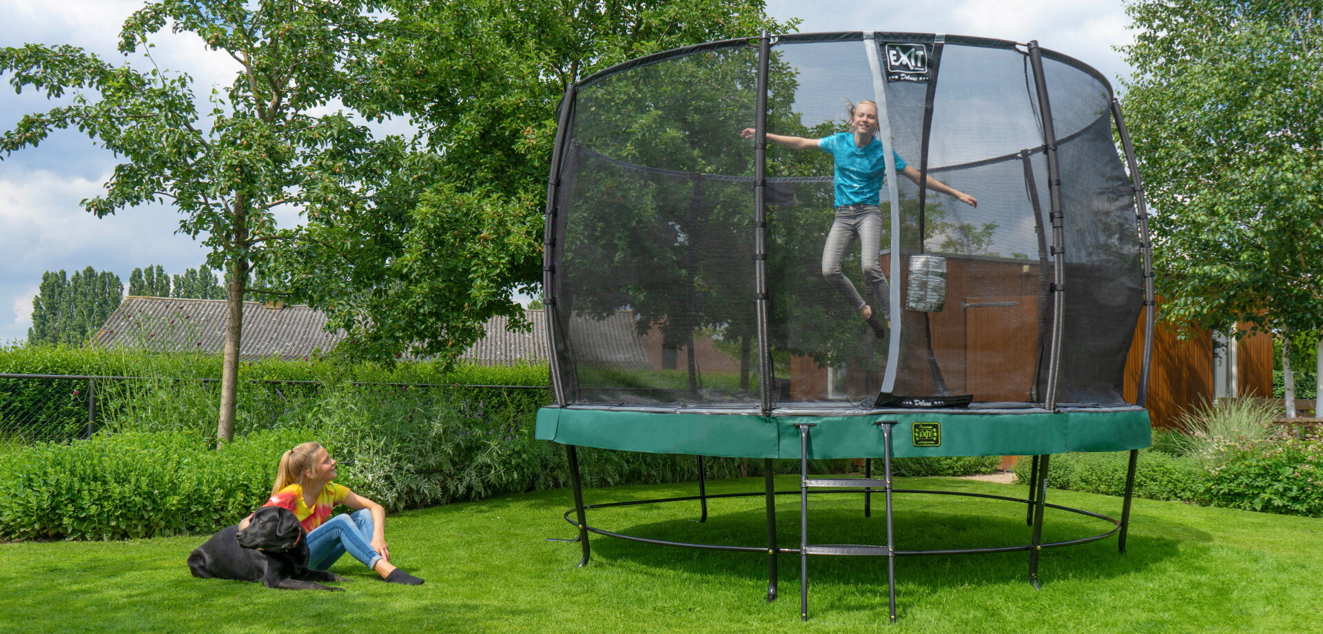 Bundle deal EXIT Elegant trampoline: now with free ladder, cover and anchor set for a complete and safe setup.