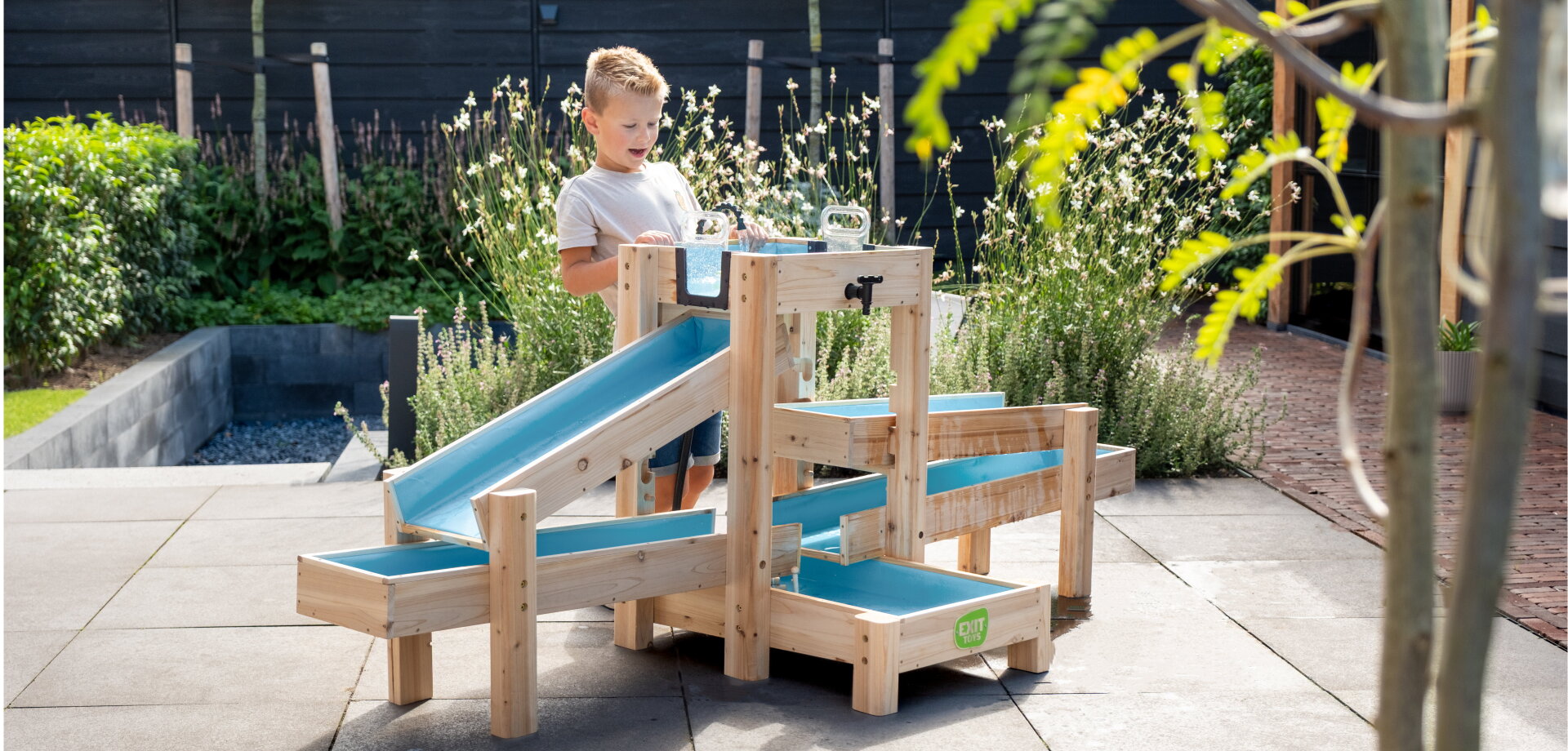 A playful introduction that shows how AquaFlow turns outdoor play into a smart adventure, combining learning and fun with water.