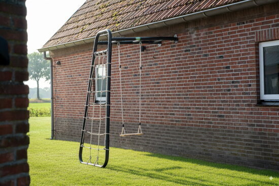 Monkeybar against the wall: space saving, bold and multifunctional.