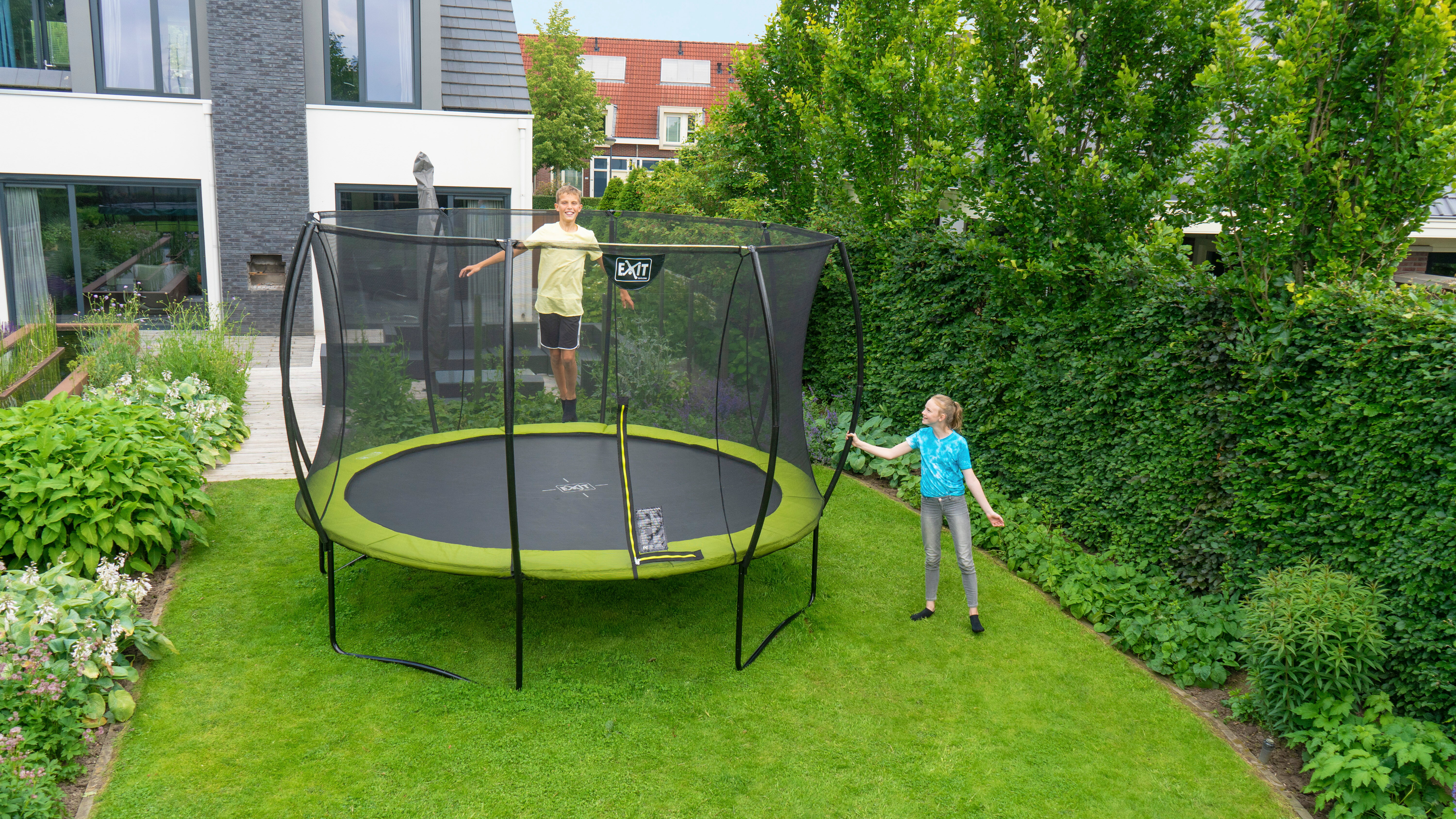 Take advantage of the EXIT Silhouette trampoline lime bundle offer and receive free accessories for a complete set. Safe, stylish and ready for use in your garden.