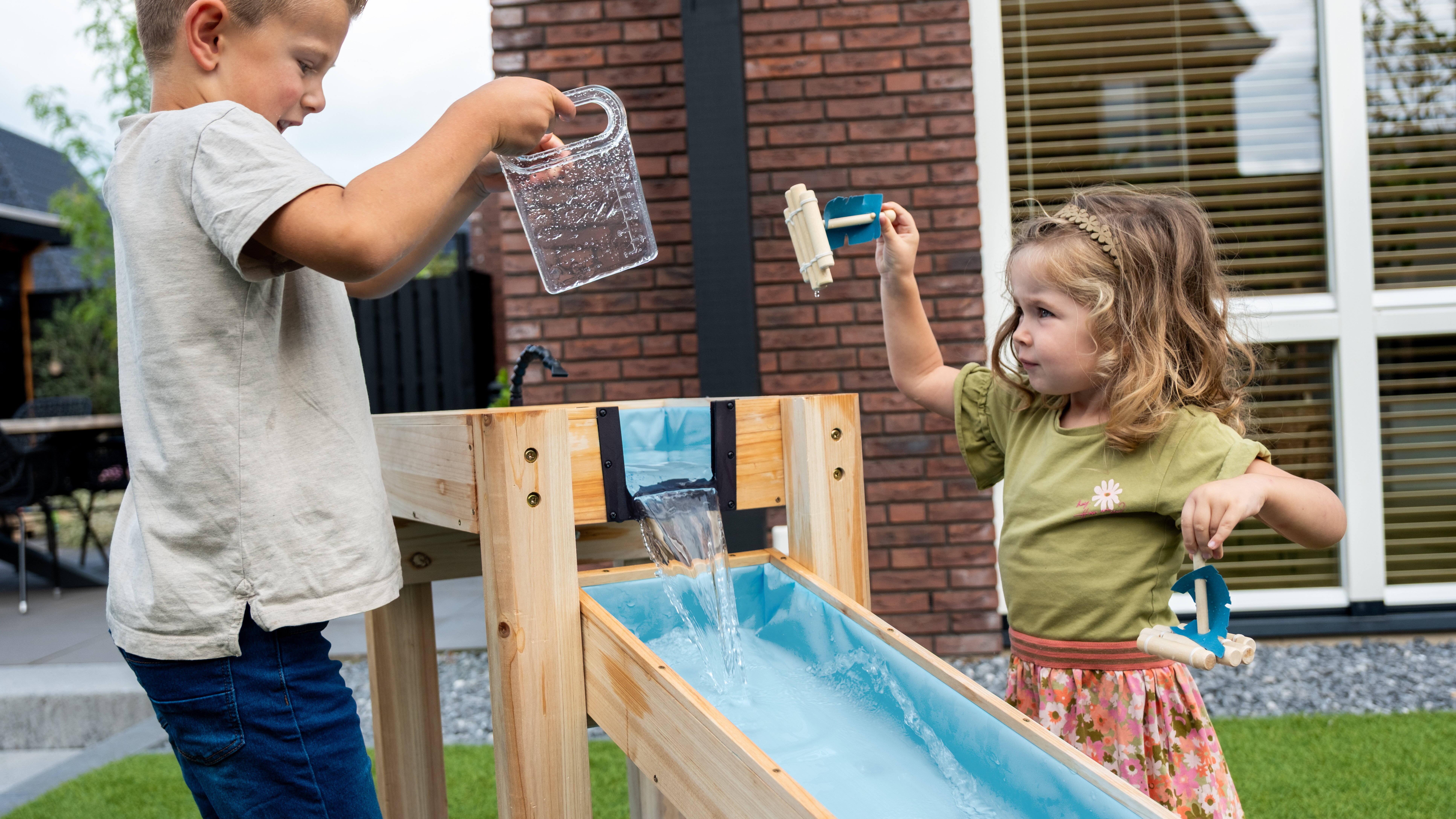 Stresses the quality and sustainable design. FSC&reg; certified wood, replaceable parts and recyclable materials make it strong for years to come.