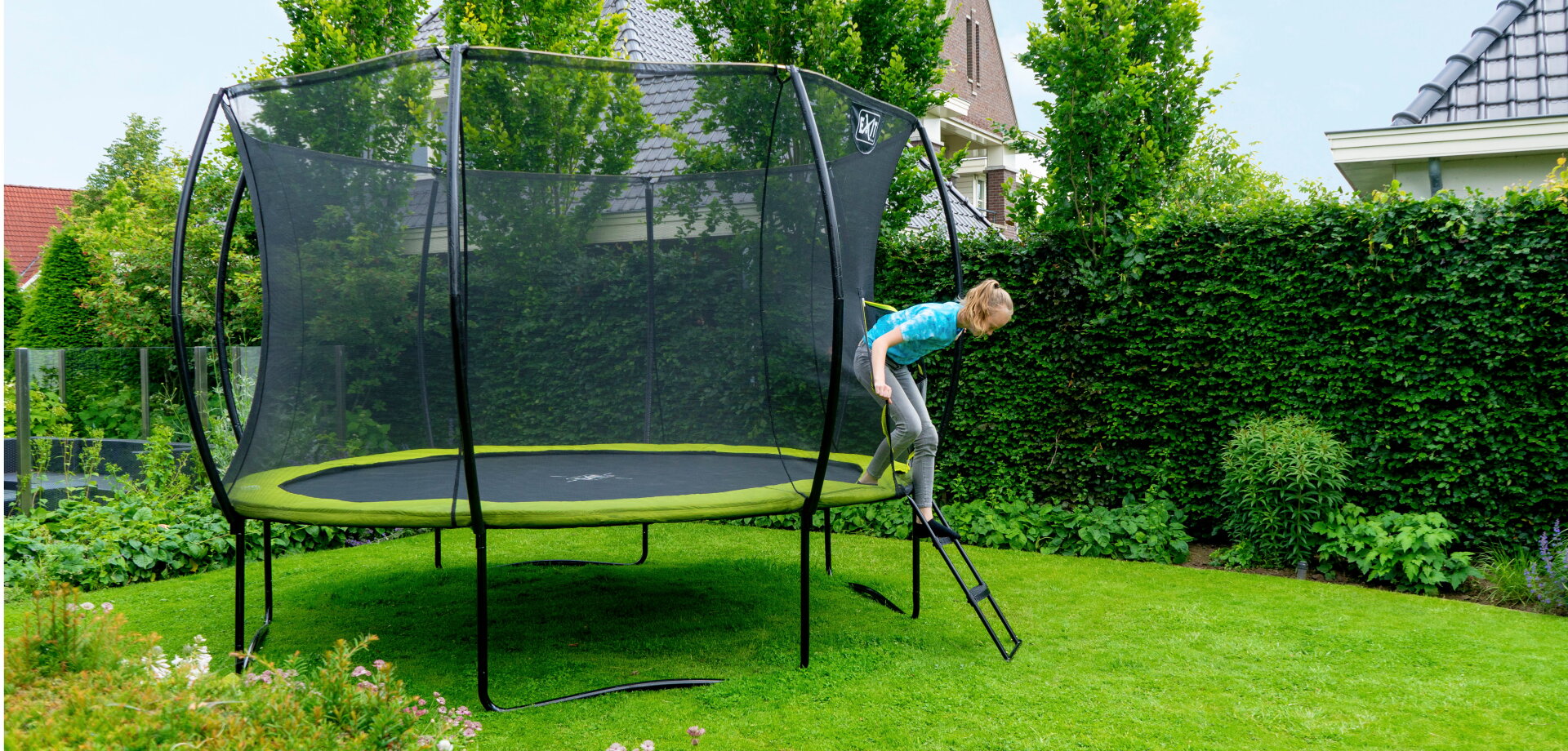 Bundle offer EXIT Silhouette trampoline lime: now with free ladder, cover and anchor set for a complete and safe setup.